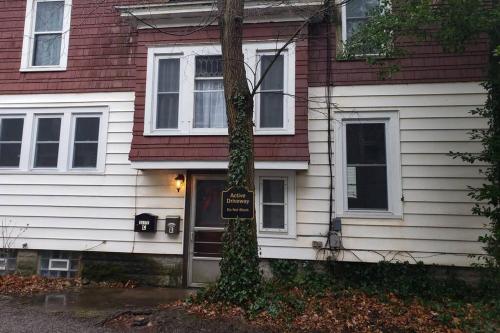 Large Bakery Apartment - Central Downtown Location in Фредонія