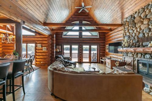 Grandview Lakeside Log Lodge - Accommodation - Wautoma