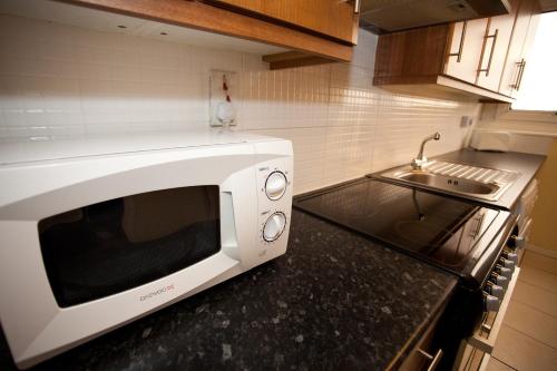 Emporium City Centre Self Catering Apartments Cook as you would at Home - by Victoria Centre Shopping Centre with private outside Patio and Marquee - image 6
