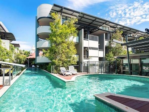 Luxury & Central Apartment on Riverside w/ Parking