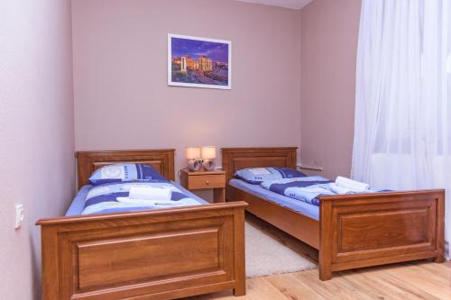 2 twin beds