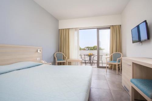 Hotel Niriides Beach - Photo 2