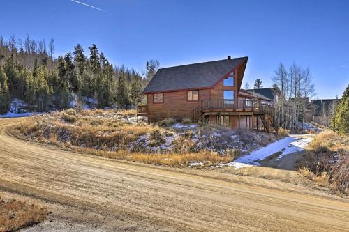Spacious Family Cabin about 1 Mi to Granby Ranch!