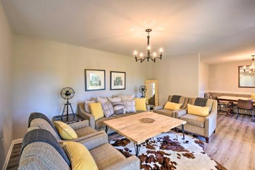 . Mod 'Stable House' on 10 Acres, Walk to Lake!