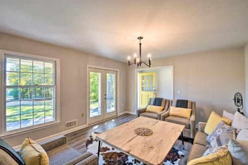 Mod Stable House on 10 Acres, Walk to Lake! in Oakwood, USA