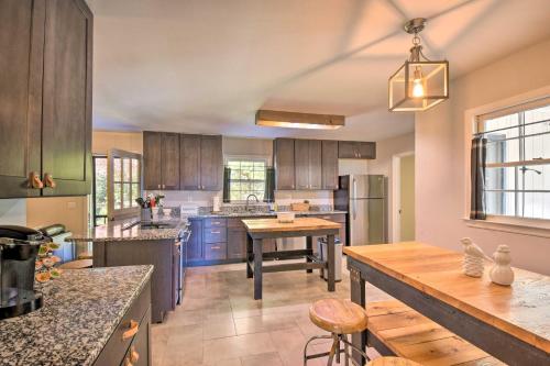 Mod Stable House on 10 Acres, Walk to Lake! in Oakwood, USA