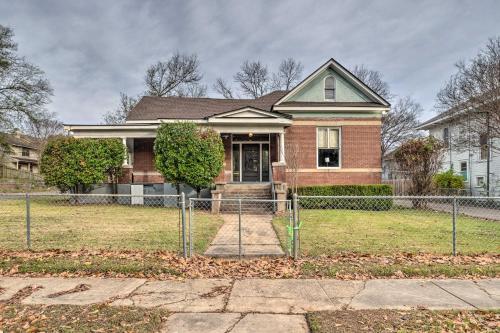 Pet-Friendly Shreveport Home about 1 Mile to Downtown! in Shreveport, USA