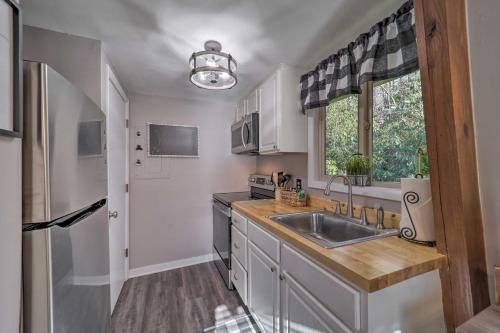 2 Mi to Dtwn Banner Elk Mtn Townhome with Deck! in Banner Elk