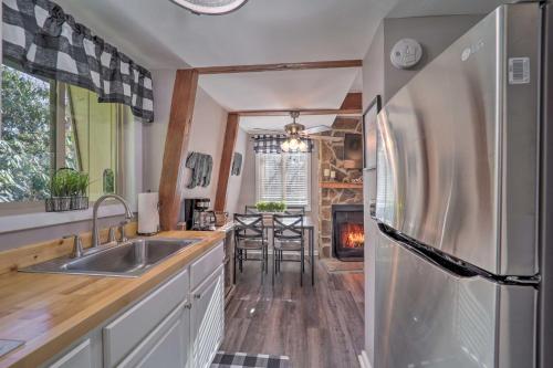 2 Mi to Dtwn Banner Elk Mtn Townhome with Deck! in Banner Elk