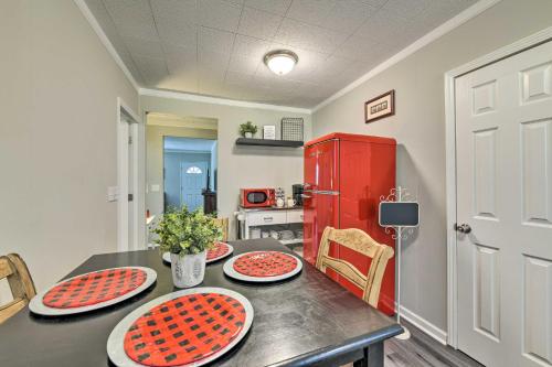 Charming Yadkin Valley Cottage with Deck and Yard in Yadkinville, USA