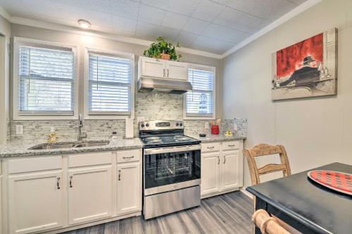 Charming Yadkin Valley Cottage with Deck and Yard in Yadkinville, USA