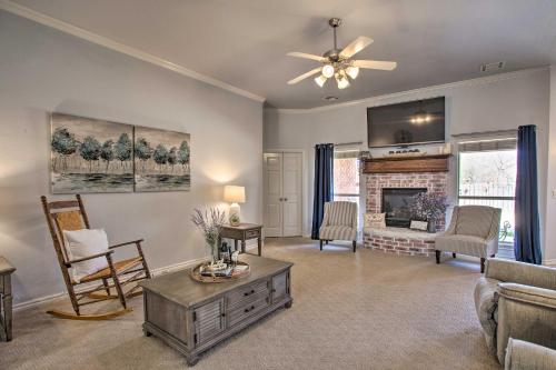 Updated Edmond Home with Gas Grill and Fireplace! in 埃德蒙