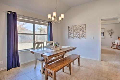Updated Edmond Home with Gas Grill and Fireplace! in 埃德蒙