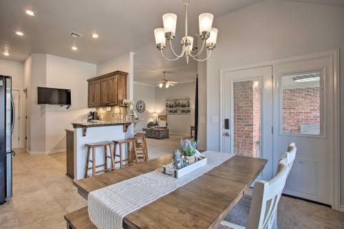 Updated Edmond Home with Gas Grill and Fireplace! in 埃德蒙