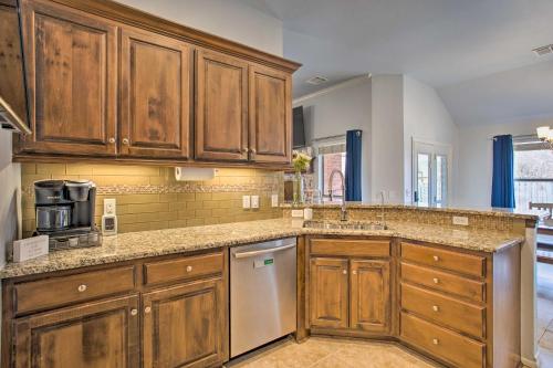 Updated Edmond Home with Gas Grill and Fireplace! in 埃德蒙