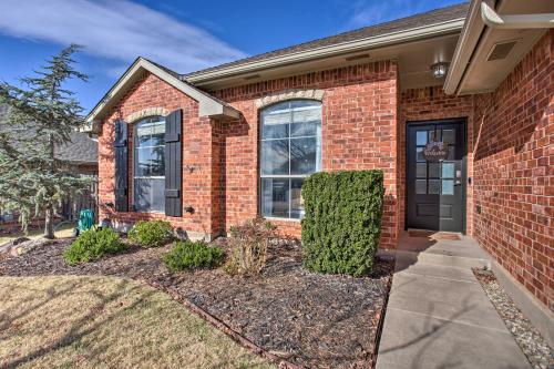 Updated Edmond Home with Gas Grill and Fireplace! in 埃德蒙