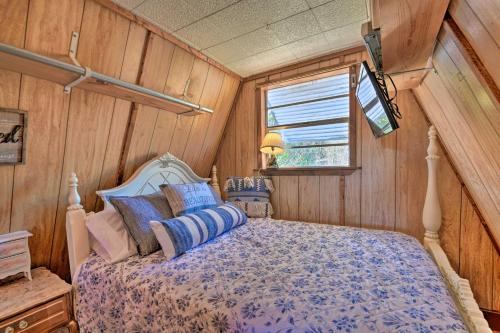 Steps to Lake! Charming Cabin Pool Access and Decks