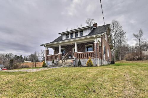 . Pet-Friendly Floyd House with Porch - In Town!