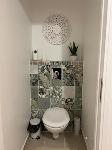 Bathroom, PARENTHESE LOVE : Bali Mon Amour - Suite Jacuzzi SPA - Proche Orly / Paris in La Ville-du-Bois