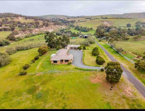 Peaceful FarmHouse stay next to Bacchus Marsh Town