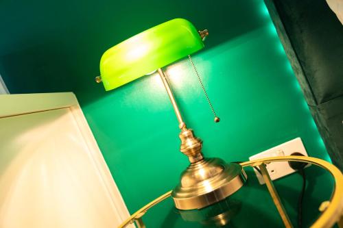 MAEVELA Apartments - Top Floor Rolex Themed Studio Apt inside The Cube, Mailbox - FREE NETFLIX & WIF