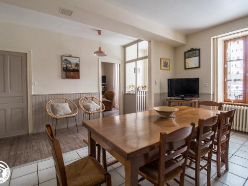 Gîte Saint-Julien-Puy-Lavèze, 6 pièces, 9 personnes - FR-1-630-254 gîte à louer Laqueuille