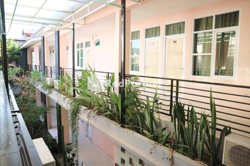 Balkons/terase, Wisma Suci Syariah Polewali Mandar Mitra RedDoorz in Pinrang