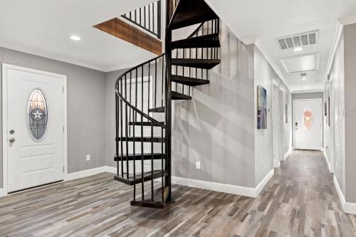 CYC Mega House with BBQ Gazebo in San Antonio, USA