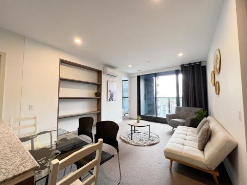 Melbourne CBD Swanston Central Residences w/ Balcony