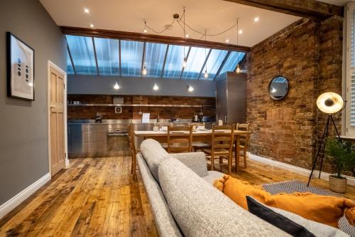 Deluxe Rustic Style Two Bedroom Bethnal Green - Yard View