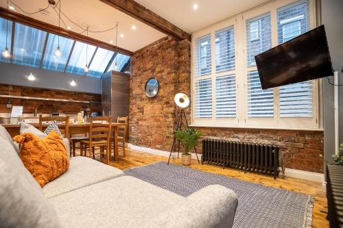 Deluxe Rustic Style Two Bedroom Bethnal Green - Yard View