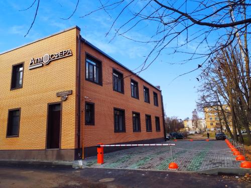 Г гагарин отели. Гостиница гагарина южно сахалинск. Отель вывеска. Гостиница восток гагарин. Москва гагарина гостиница.