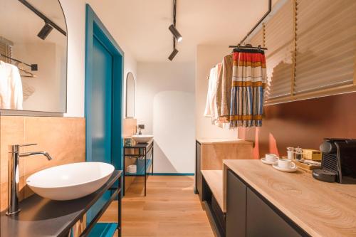 King Room with Spa Bath image 6