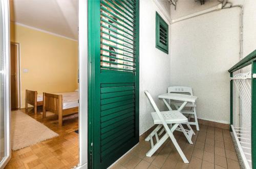 Double Room with Balcony image 4