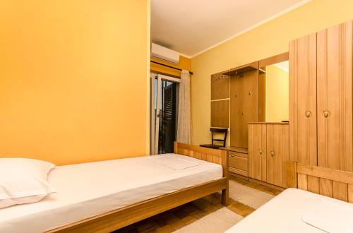 Double Room with Balcony image 3