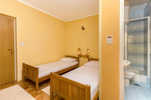Double Room with Balcony image 2