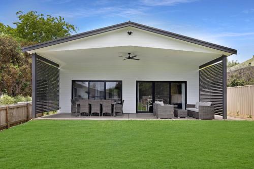 Stylish 3-Bed Bungalow in Prime Location