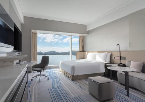 Crowne Plaza Xiamen Jimei Seaview by IHG-Free Mini Bar