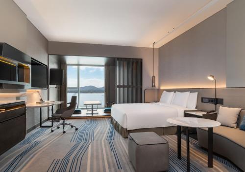 Crowne Plaza Xiamen Jimei Seaview by IHG-Free Mini Bar