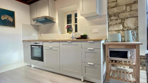 virtuve, Leonys House by TrulyCyprus in Dhoros