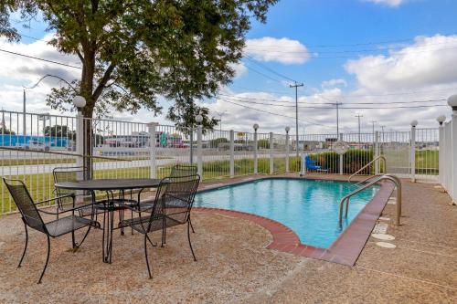 Comfort Inn & Suites Selma near Randolph AFB