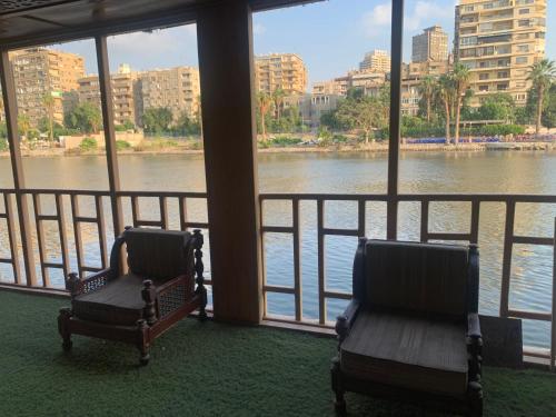 عائمة مائيه في قلب النيل بحديقة خاصة