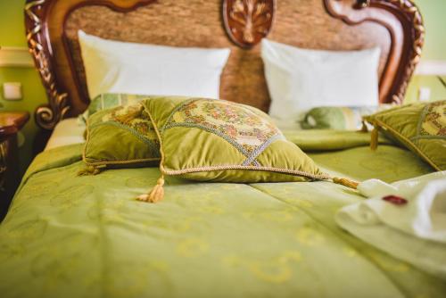 2 bedrooms, 5 beds
