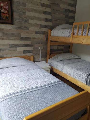 1 twin bed, 1 bunk bed