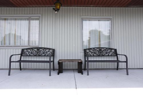 Plaza Motel - image 7