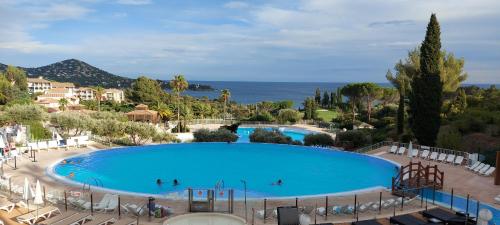 Swimming pool, Vue exceptionnelle sur la mer et le Cap Esterel in Saint-Raphael