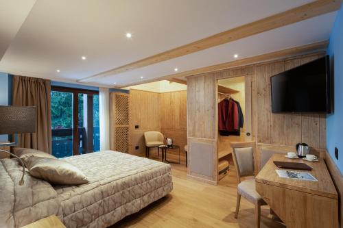 1 queen bed, 1 sofa bed