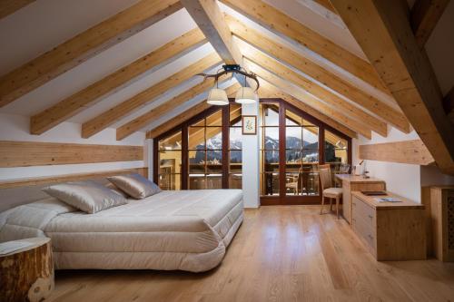 1 queen bed, 1 sofa bed