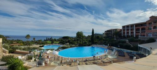 Swimming pool, Vue exceptionnelle sur la mer et le Cap Esterel in Saint-Raphael