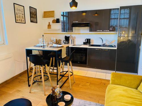 Appartement Place de la Cath' avec Parking - image 4